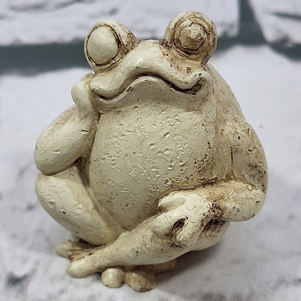 Miniature White Resin Frog Figurine‎